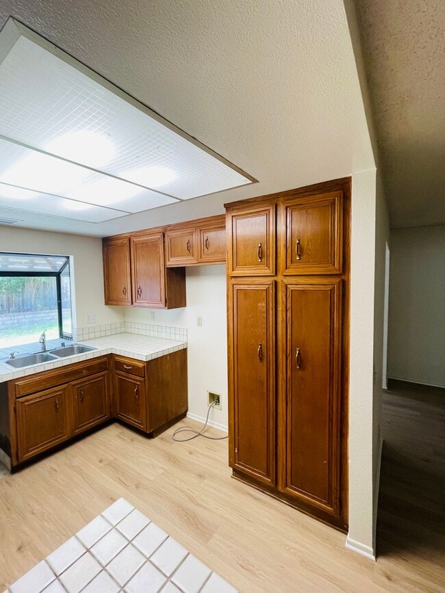 Building Photo - charming 3-bedroom, 2-bathroom home nestle...