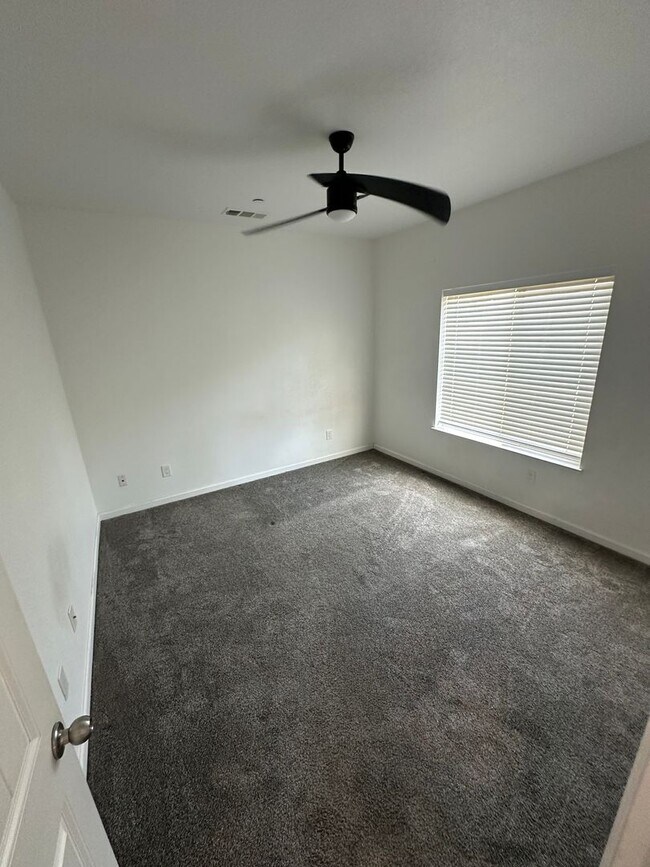 Building Photo - 3 bedroom 2 bath home for rent