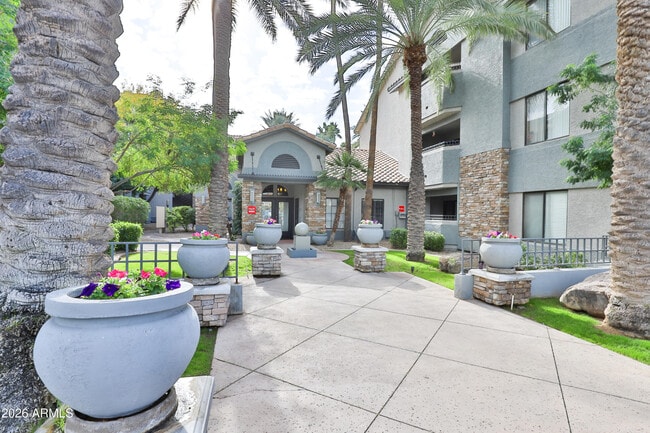 Building Photo - 2025 E Campbell Ave