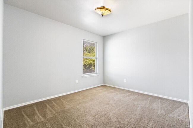 Building Photo - 3 Bedroom/2 1/2 Bath Wildhorse Subdivision