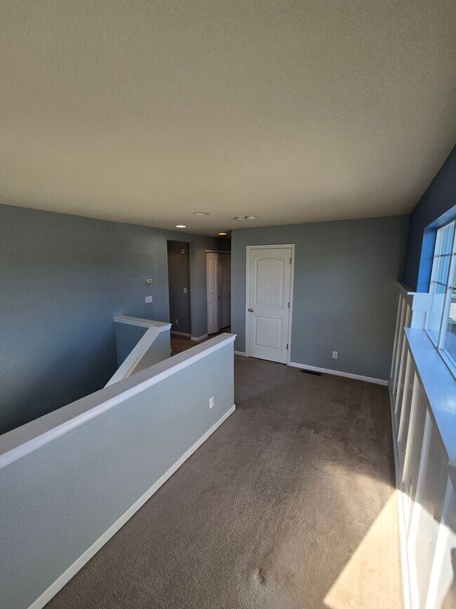 Building Photo - Amazing 3 bedrooms plus a loft, and 2.5 ba...