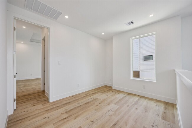 Building Photo - 1032 W 17th St