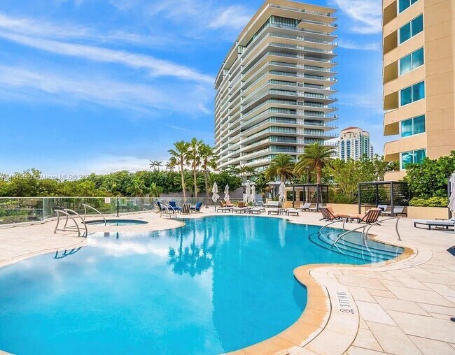 Building Photo - 300 South Pointe Dr
