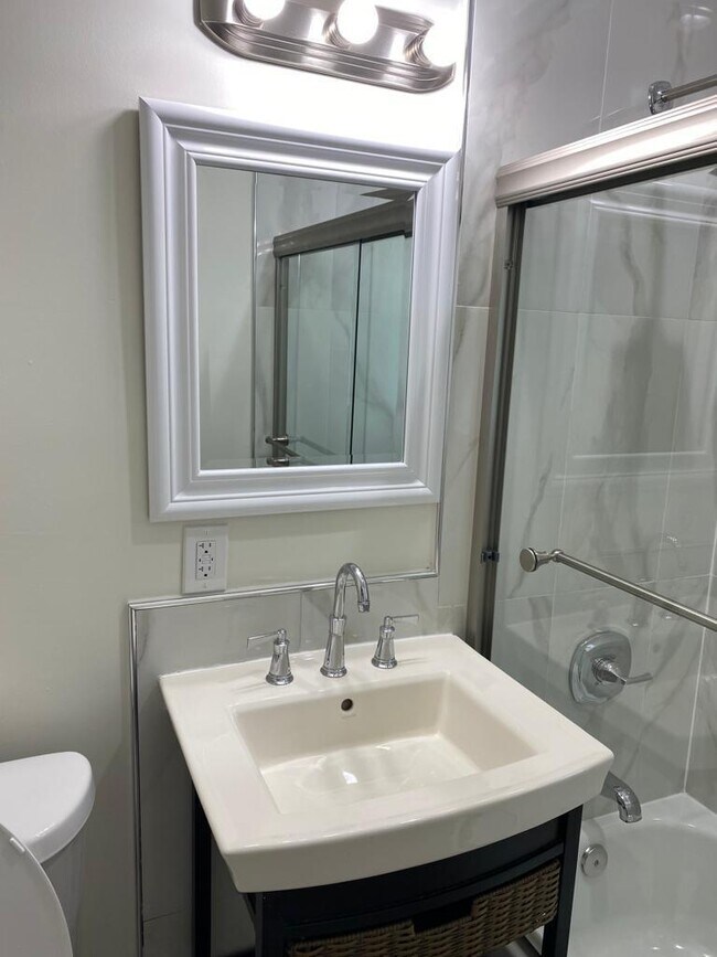 Building Photo - 1218 S B St