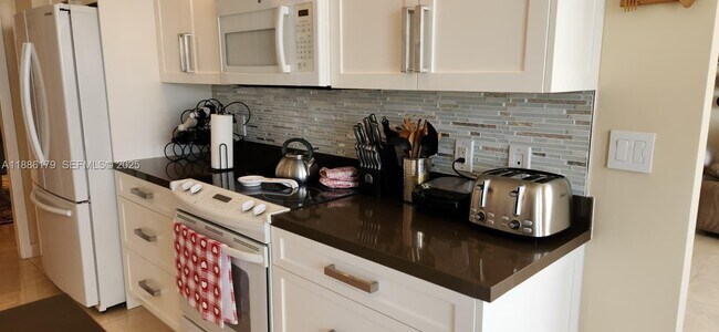 Building Photo - 2000 Island Blvd