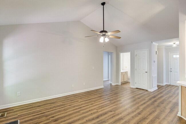 Building Photo - Charming 3 Bedroom Home