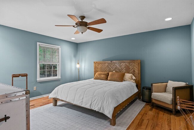 Building Photo - Prime Time Normal Town Living Home!