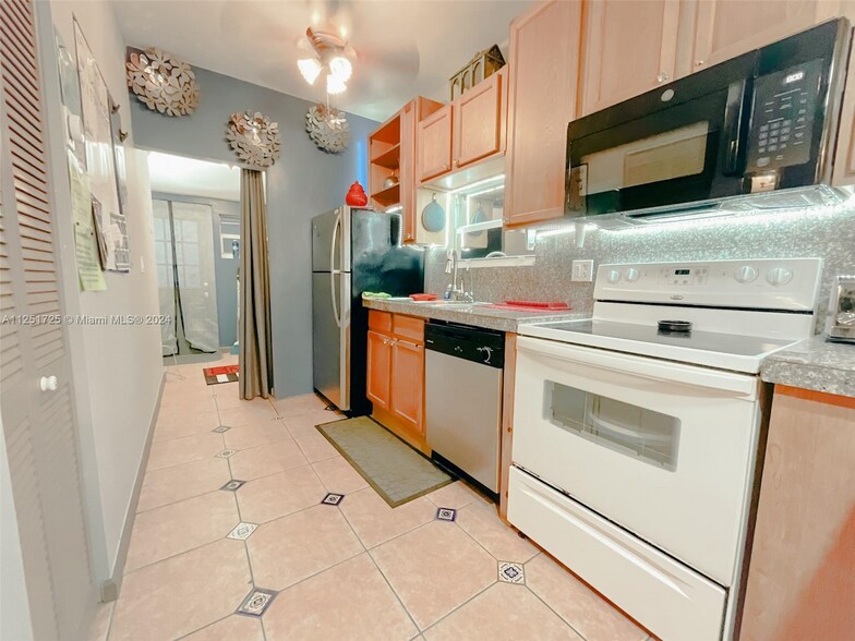 Building Photo - 3680 SW 26th St