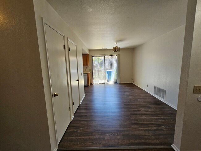 Building Photo - 2356-2356 Bushnell St