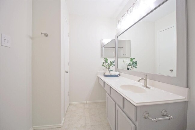 Building Photo - 6 Thicket Grove Pl
