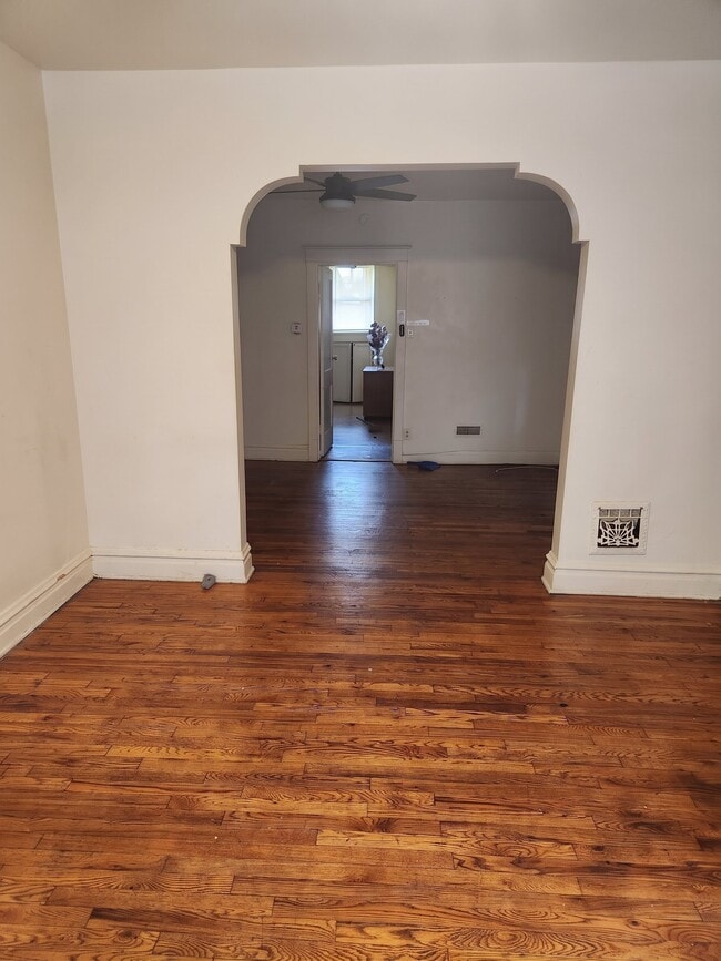 Building Photo - 8687-8689-8689 Oriole Ave