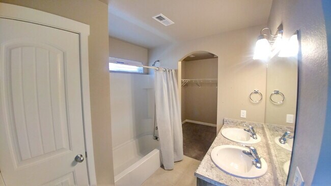 Building Photo - Spacious End Unit - The Townhomes at Bradl...