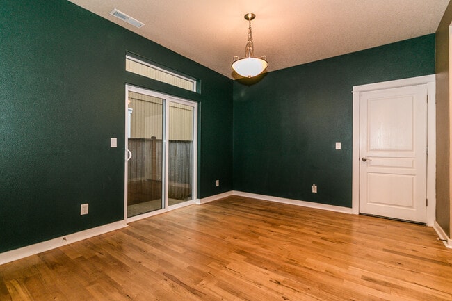 Building Photo - Beautiful 3-Bedroom, 2.5-Bath Home With Of...