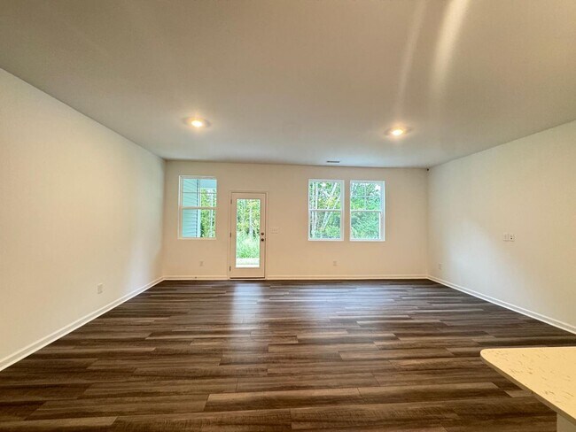 Building Photo - STUNNING BRAND-NEW TOWNHOUSE in a very con...