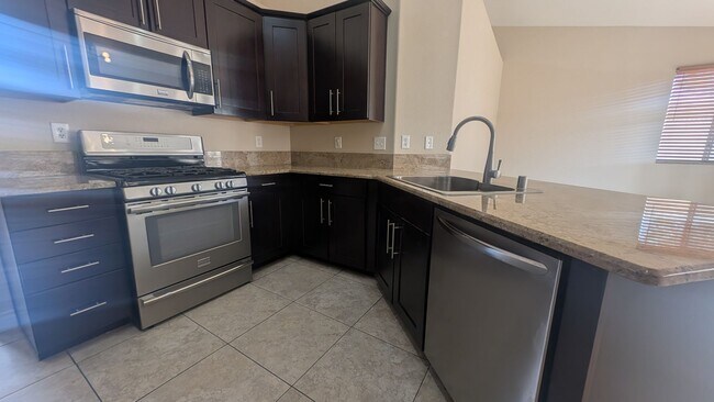 Building Photo - 3 bedroom 1 story house with large backyar...