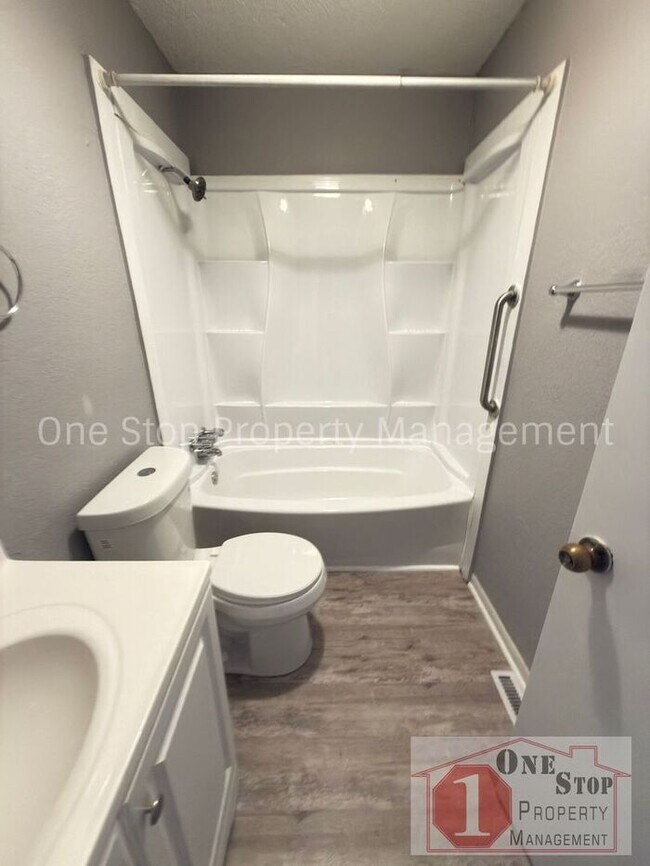 Building Photo - 3 bedroom, 2 bathroom duplex in Lee's Summit, MO!!