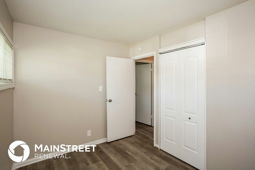 Building Photo - 4851 N Kenyon Dr