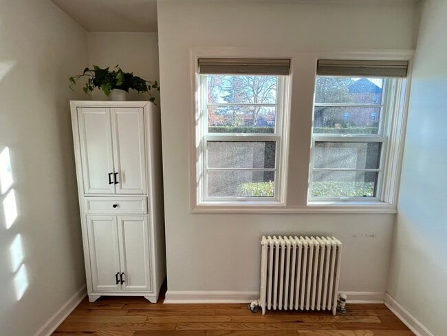 Building Photo - Beautiful 1Bd/ 1Ba Vintage Condo Located in Mt. Tabor! In Unit Laundry, Parking Space, storage un...