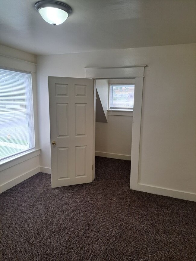Building Photo - 4 Bedroom near Lakeside Park