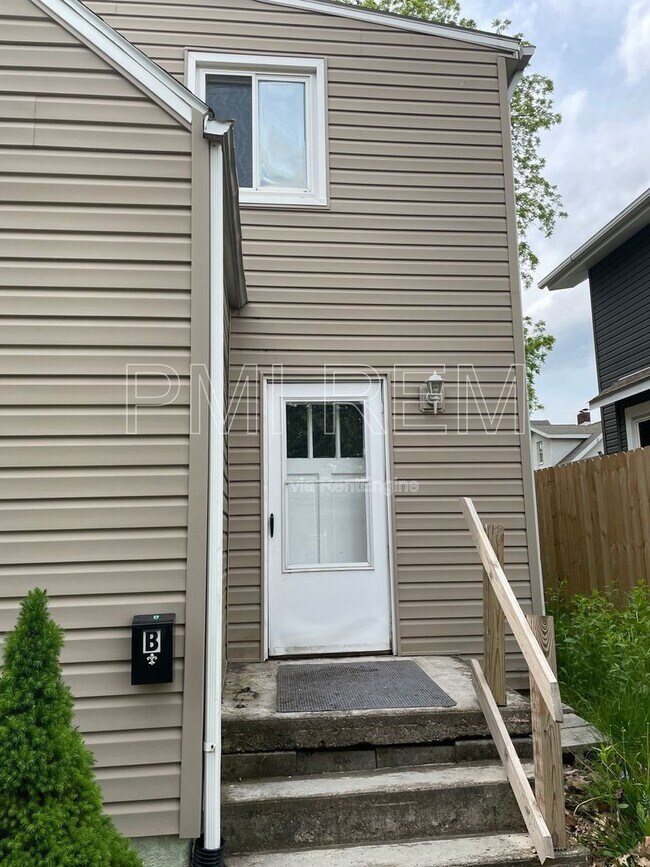 Building Photo - 2876 Hudson Dr