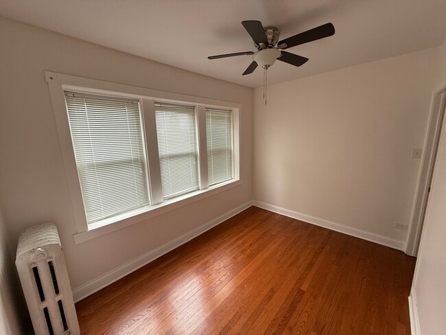 Building Photo - 5521 W Farragut Ave