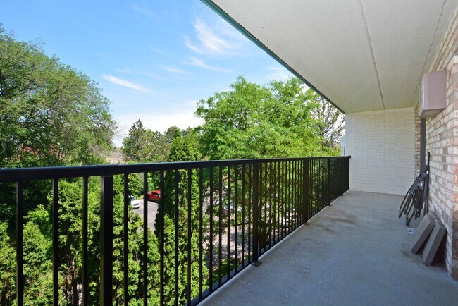 Building Photo - Available now - Top-Floor Living with Style and Convenience in Minnetonka!