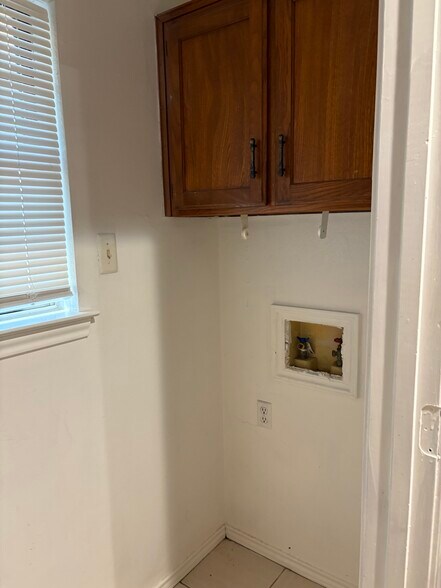 Washer Dryer Hookup - 716 Long Ct