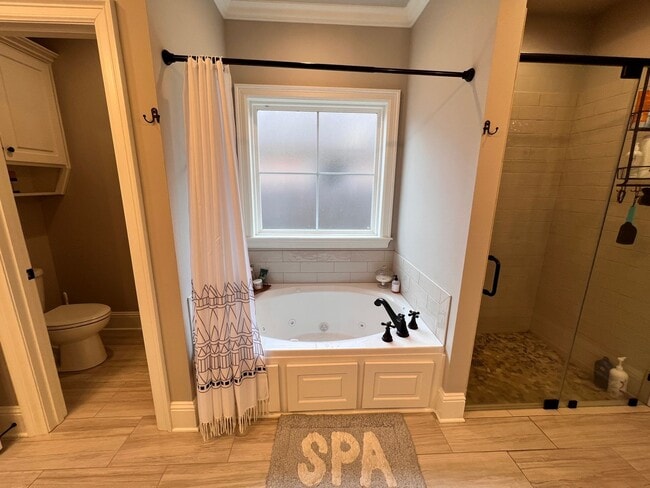 Building Photo - 4 BEDROOM/3 BATH SPACIOUS IN GATED COMMUNITY