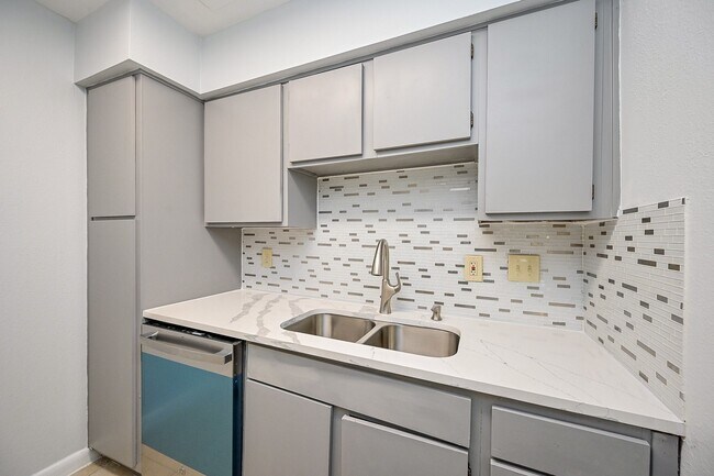 Building Photo - 8427 Hearth Dr