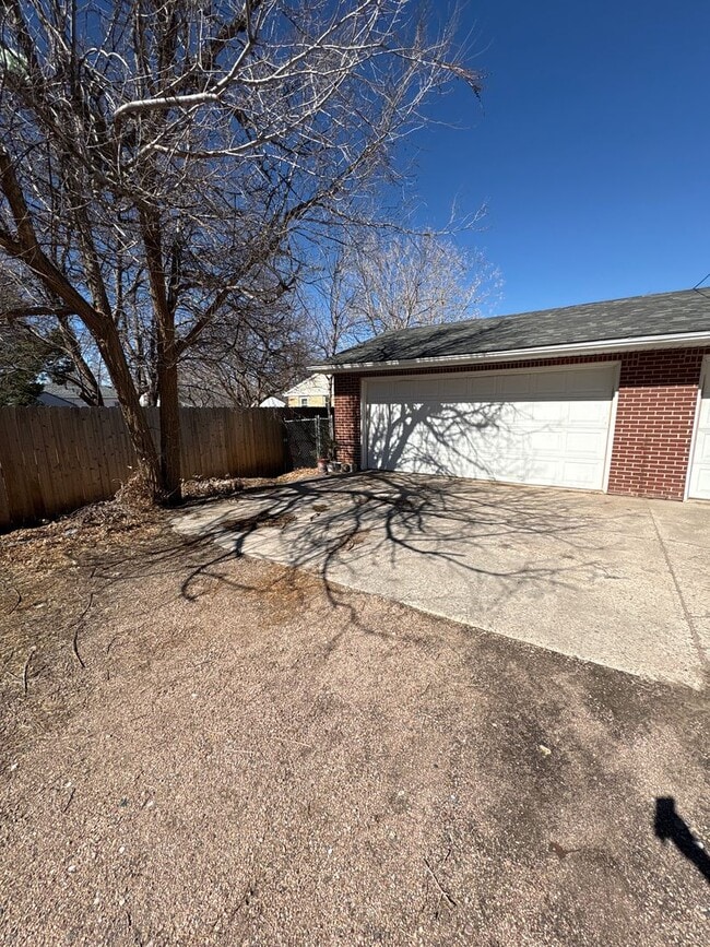 Building Photo - 2615-2617 E. 17th St.