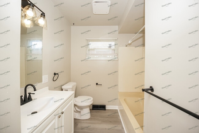 Building Photo - 707 Stanford Ave