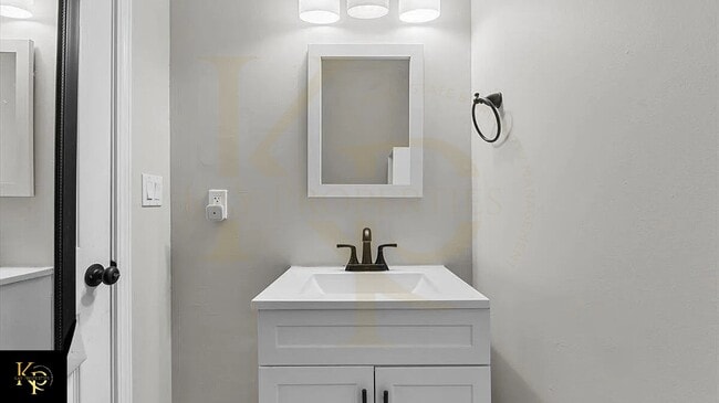 Building Photo - 605 Apple St