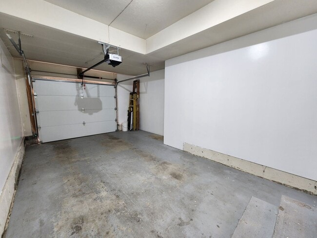 Building Photo - Rarely Available, One of a kind, luxurious...