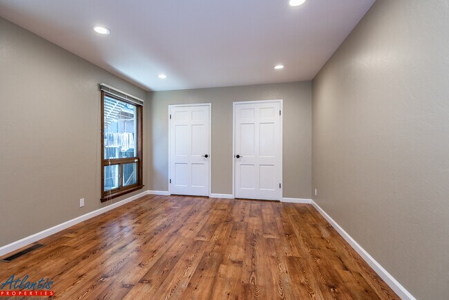 Building Photo - Heatherstone Way / Village Ct