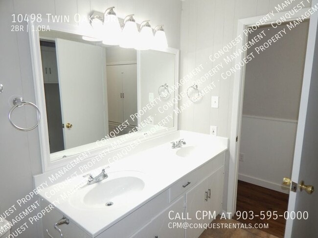 Building Photo - 10498 Twin Oaks Dr