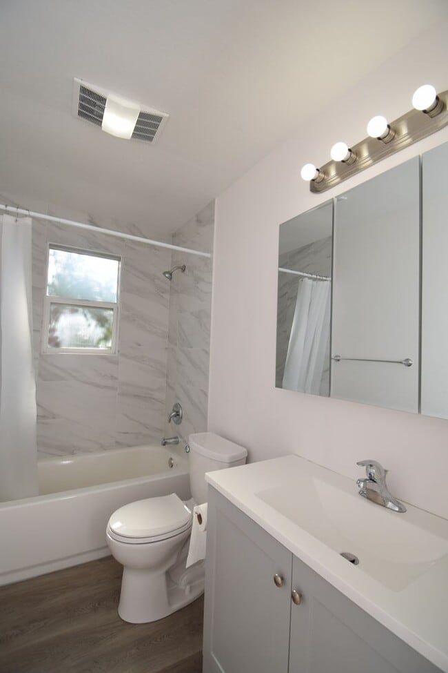 Building Photo - Huge 6 Bed 2 Bath Home in SLC!!!