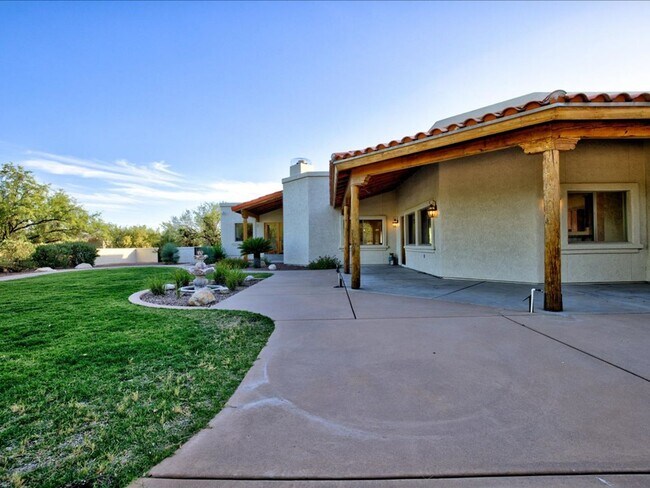 Building Photo - 4 Bedroom 4 Bathroom