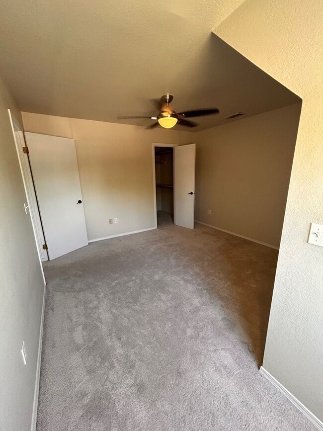 Building Photo - Beautiful home for rent in Visalia!