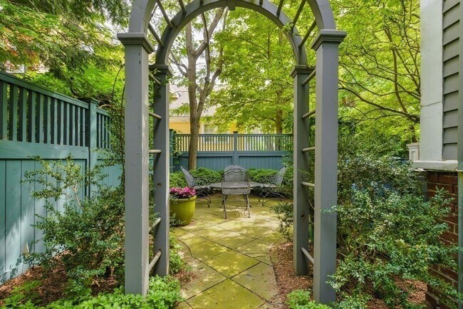 Building Photo - 14 Ash St