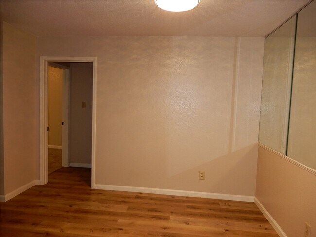 Building Photo - 9797 Leawood Blvd