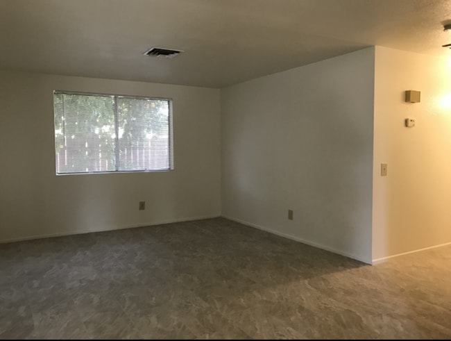 Building Photo - Chandler 3 Bedroom 1.75 Bathroom - Fireplace