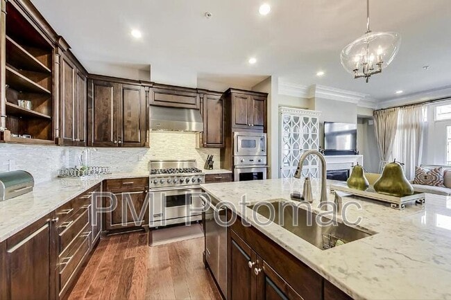 Building Photo - 10821 Symphony Park Dr