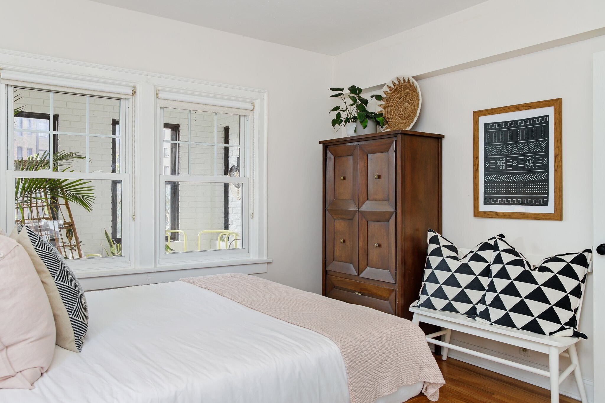 Building Photo - 807 W 48th St