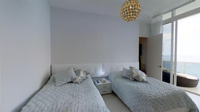 Building Photo - 15901 Collins Ave