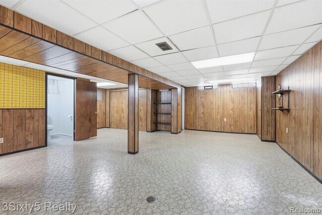 Building Photo - 5048 Glenis St
