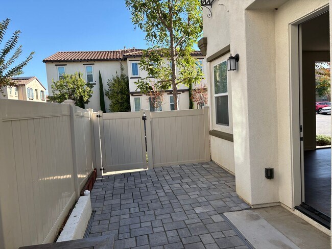 Building Photo - Spacious 3-Bedroom Townhome with Garage and Solar