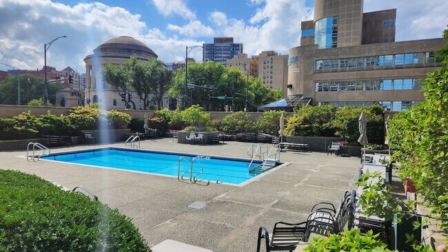 Building Photo - 340 W Diversey Pkwy