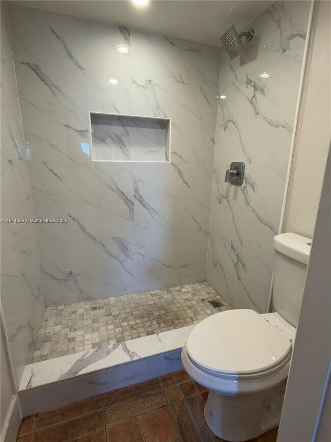 Building Photo - 2831 N Oakland Forest Dr