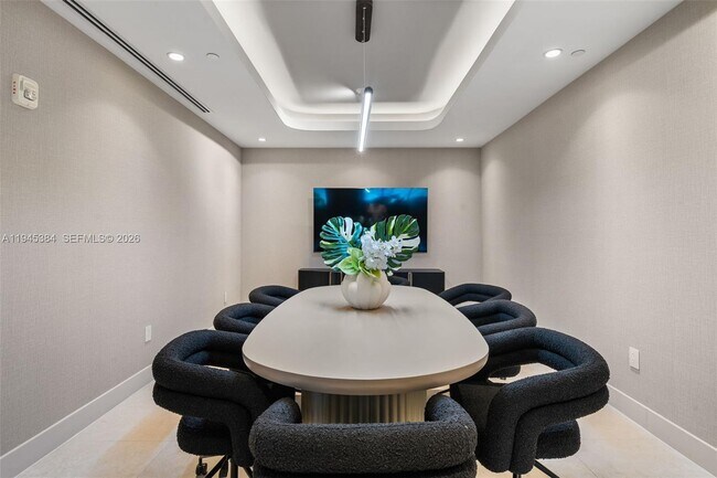 Building Photo - 700 NE 24th St