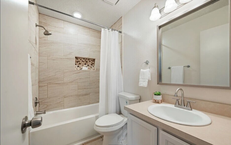 Building Photo - 6630 Parkview Ln